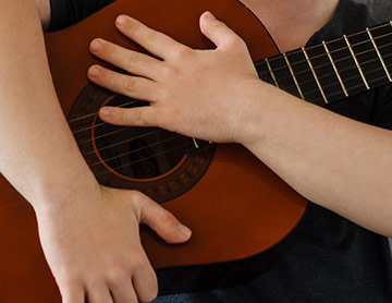 persona sosteniendo guitarra